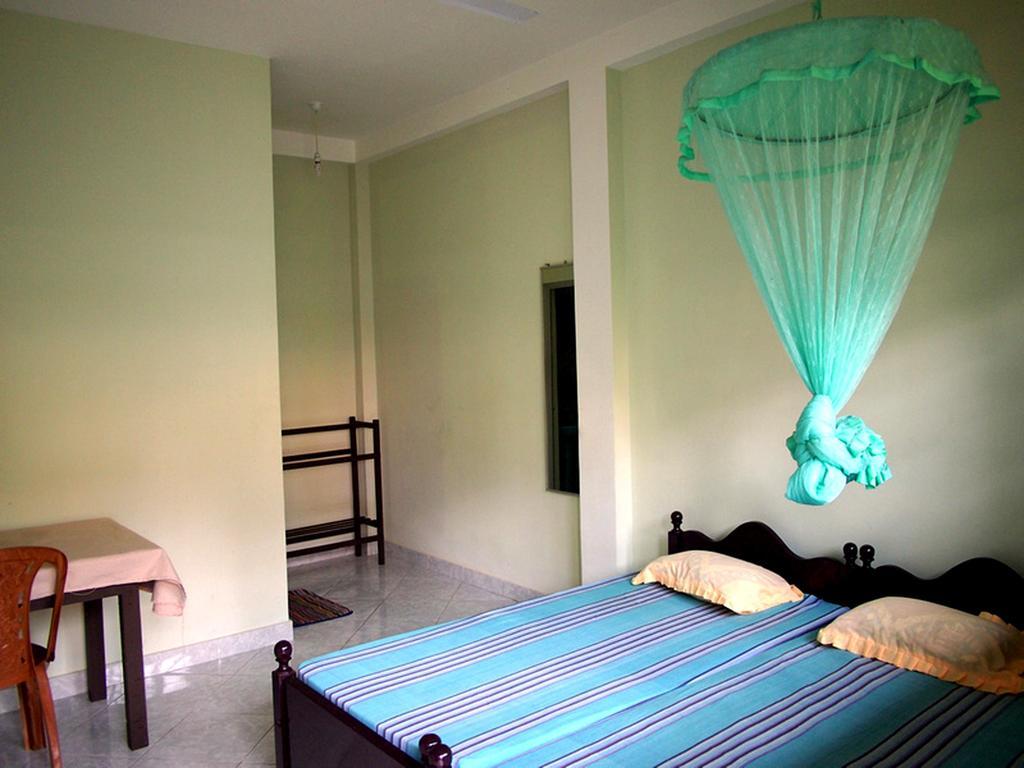 Amila Guest Otel Trincomalee Oda fotoğraf